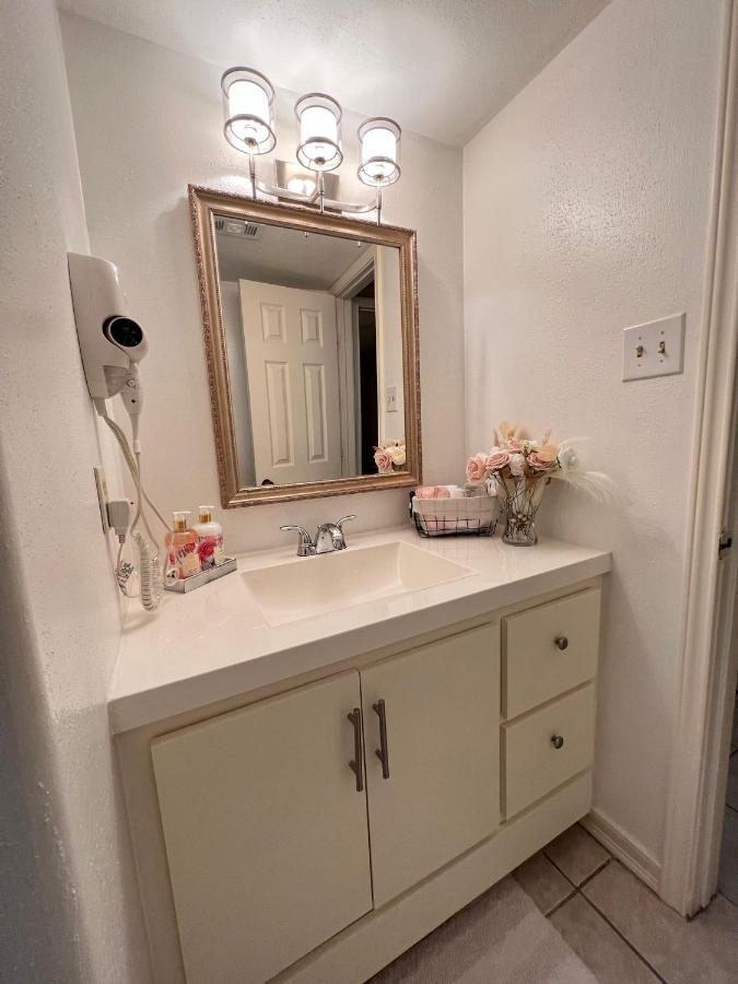 Centrally Located Houston Retreat! Sleeps 8, 10 Min To Downtown, Free Parking Exteriör bild